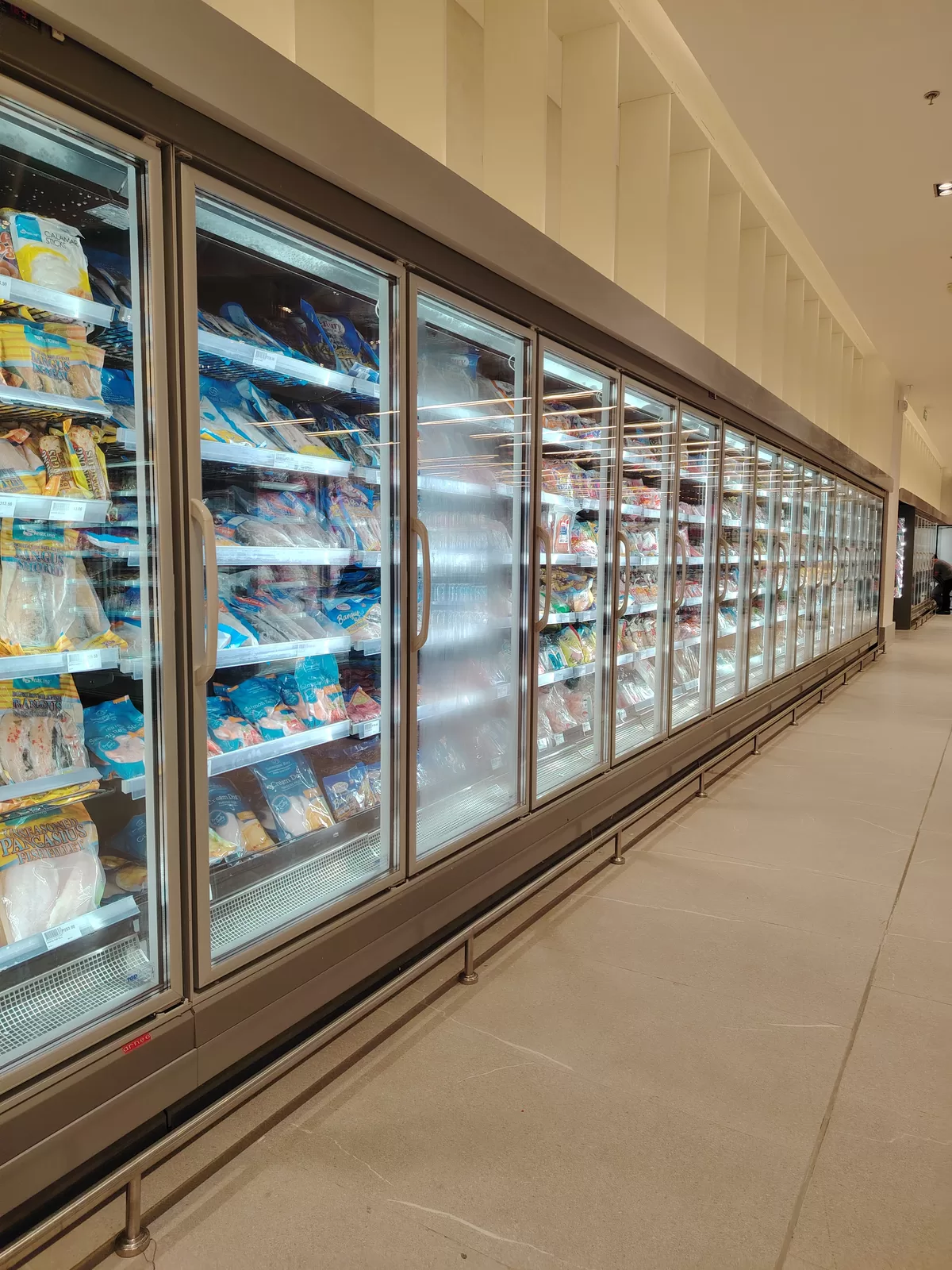 Supermarket showcase refrigeration